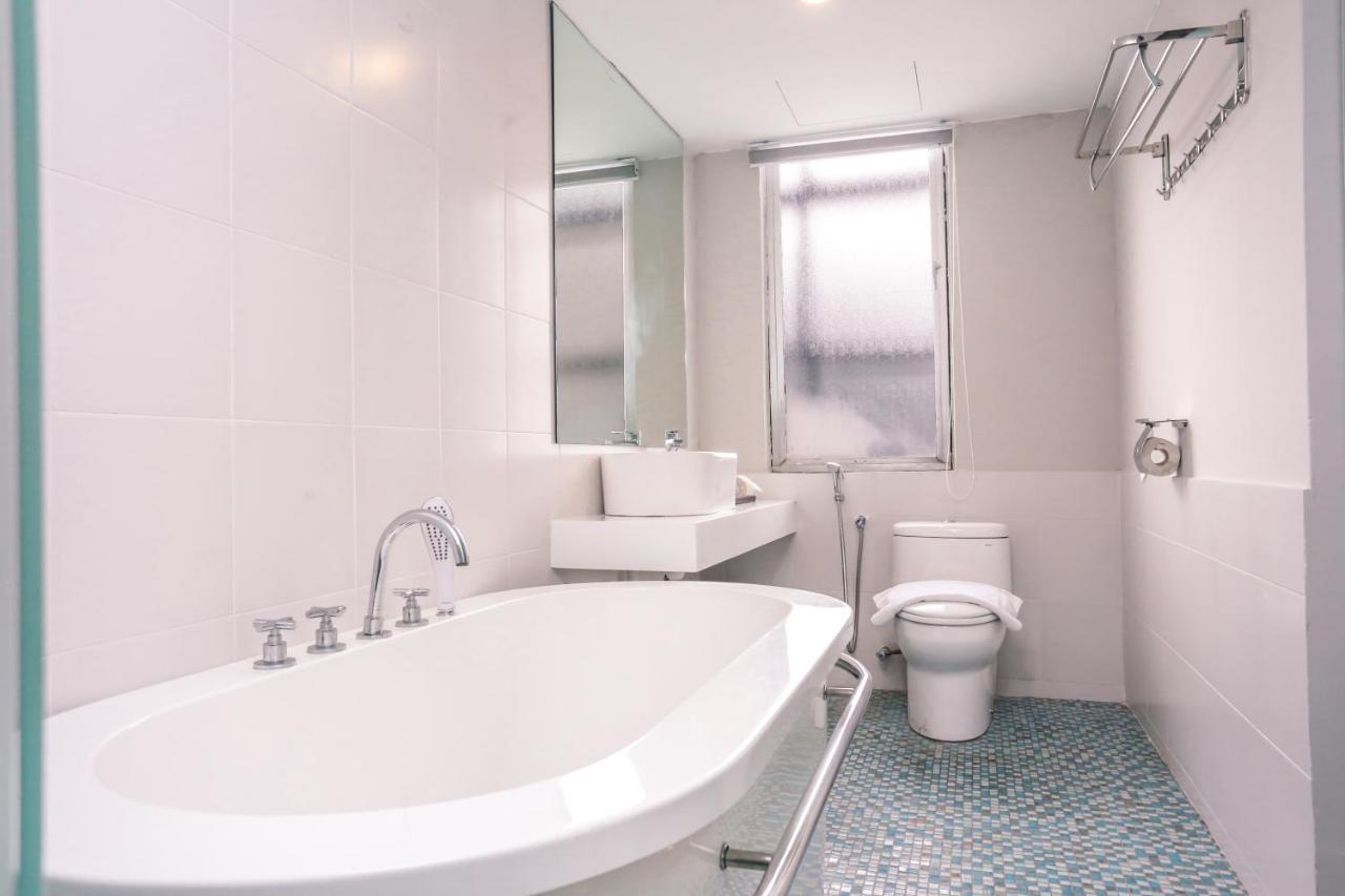 Days Hotel & Suites By Wyndham Kl - Chan Sow Lin Mrt Or Lrt Куала-Лумпур Экстерьер фото
