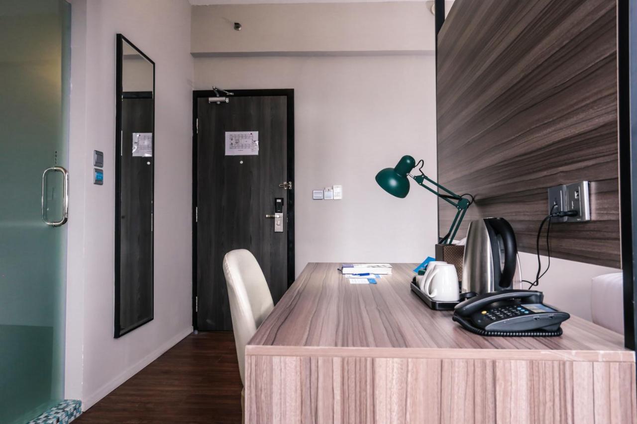 Days Hotel & Suites By Wyndham Kl - Chan Sow Lin Mrt Or Lrt Куала-Лумпур Экстерьер фото