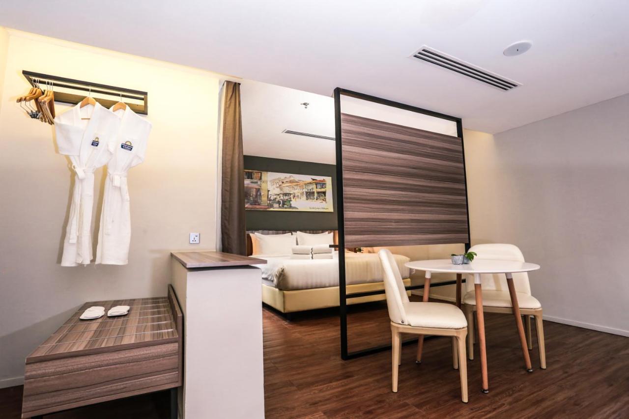Days Hotel & Suites By Wyndham Kl - Chan Sow Lin Mrt Or Lrt Куала-Лумпур Экстерьер фото