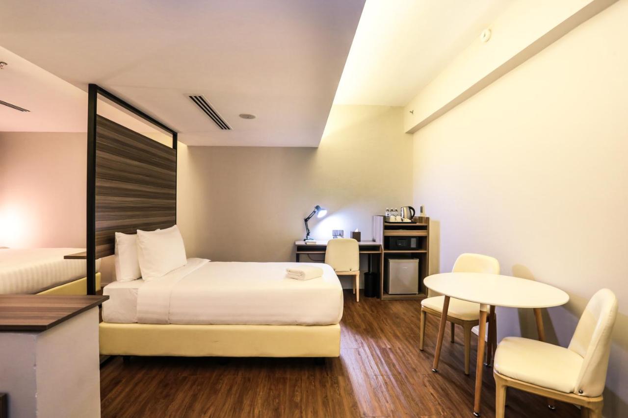 Days Hotel & Suites By Wyndham Kl - Chan Sow Lin Mrt Or Lrt Куала-Лумпур Экстерьер фото