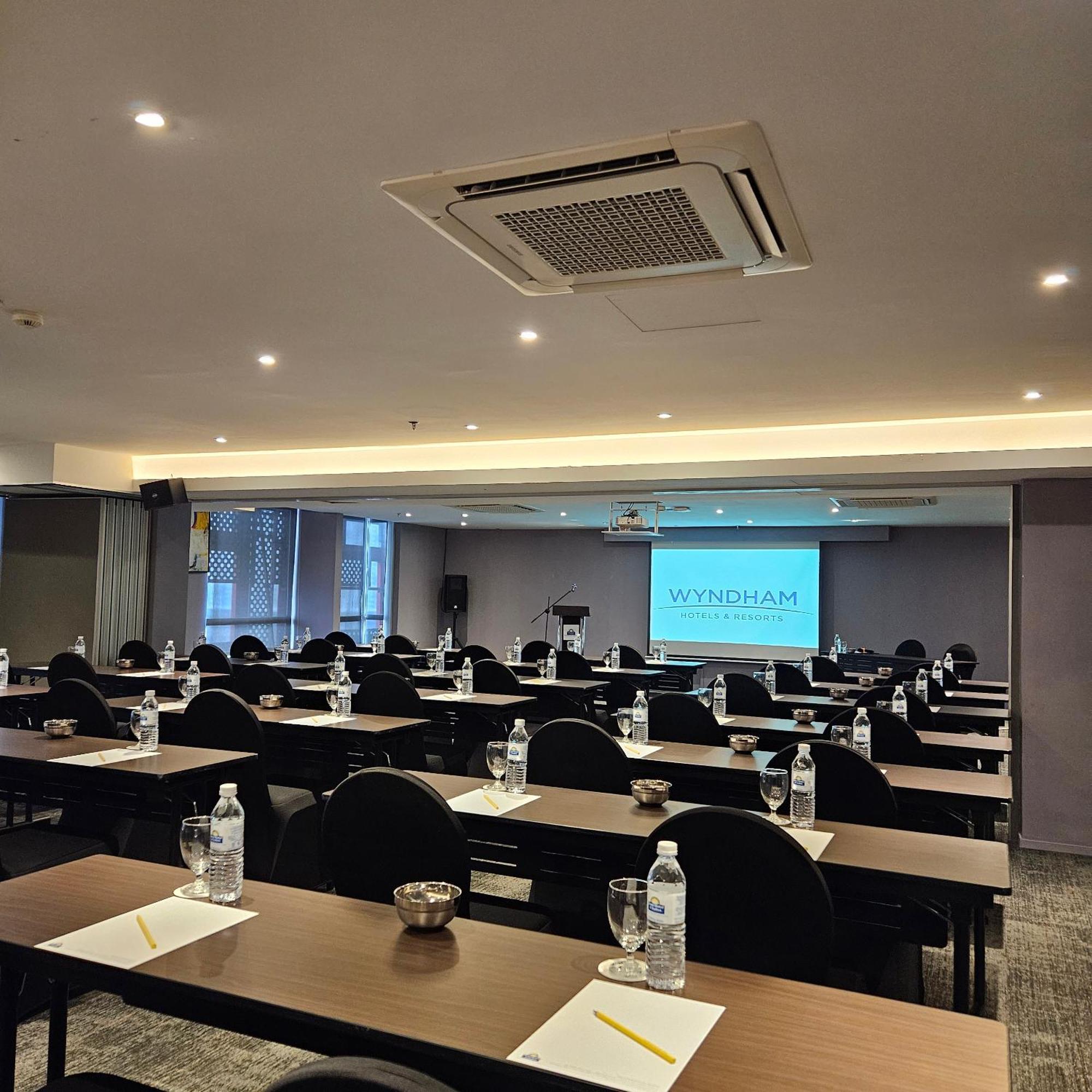 Days Hotel & Suites By Wyndham Kl - Chan Sow Lin Mrt Or Lrt Куала-Лумпур Экстерьер фото