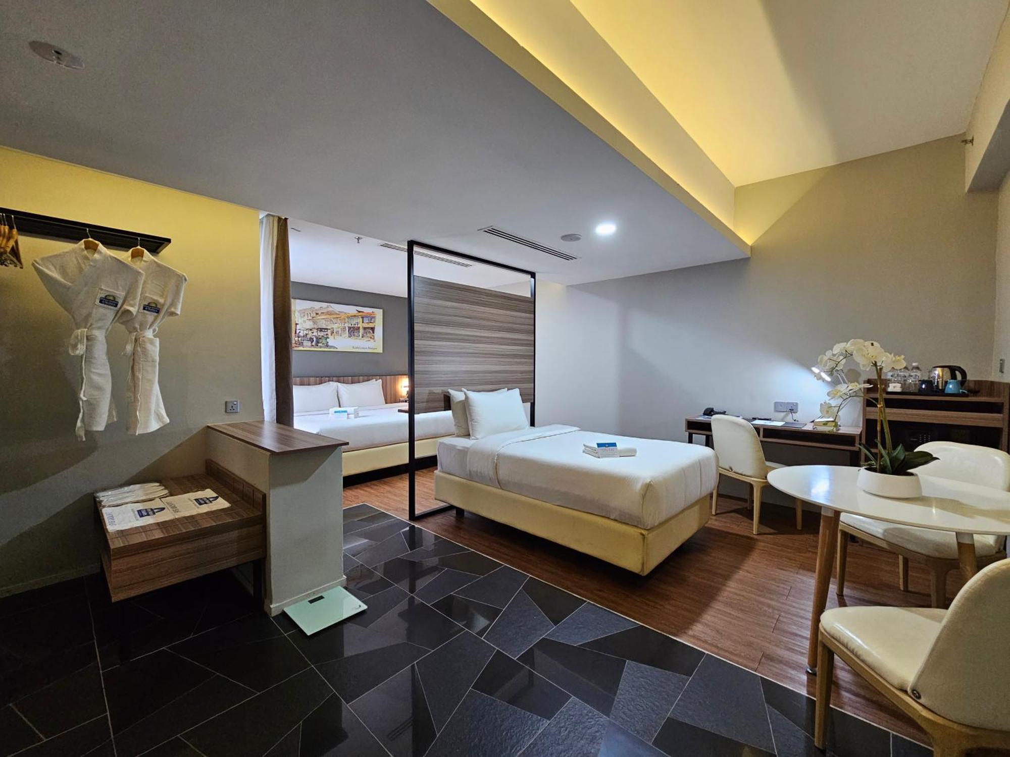 Days Hotel & Suites By Wyndham Kl - Chan Sow Lin Mrt Or Lrt Куала-Лумпур Экстерьер фото