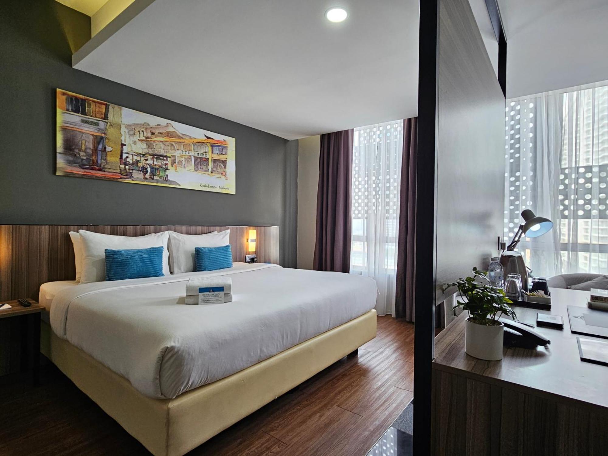 Days Hotel & Suites By Wyndham Kl - Chan Sow Lin Mrt Or Lrt Куала-Лумпур Экстерьер фото