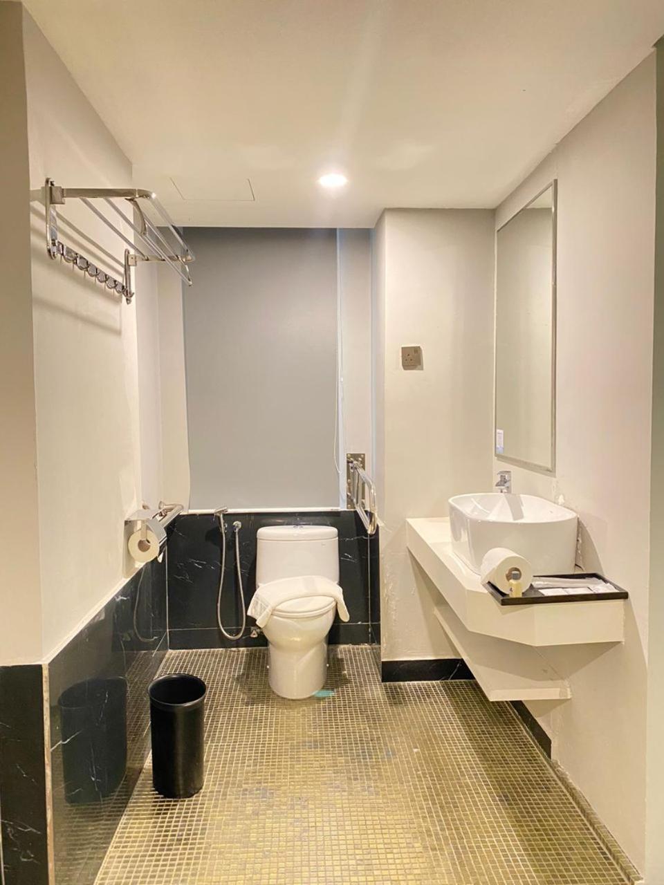 Days Hotel & Suites By Wyndham Kl - Chan Sow Lin Mrt Or Lrt Куала-Лумпур Экстерьер фото