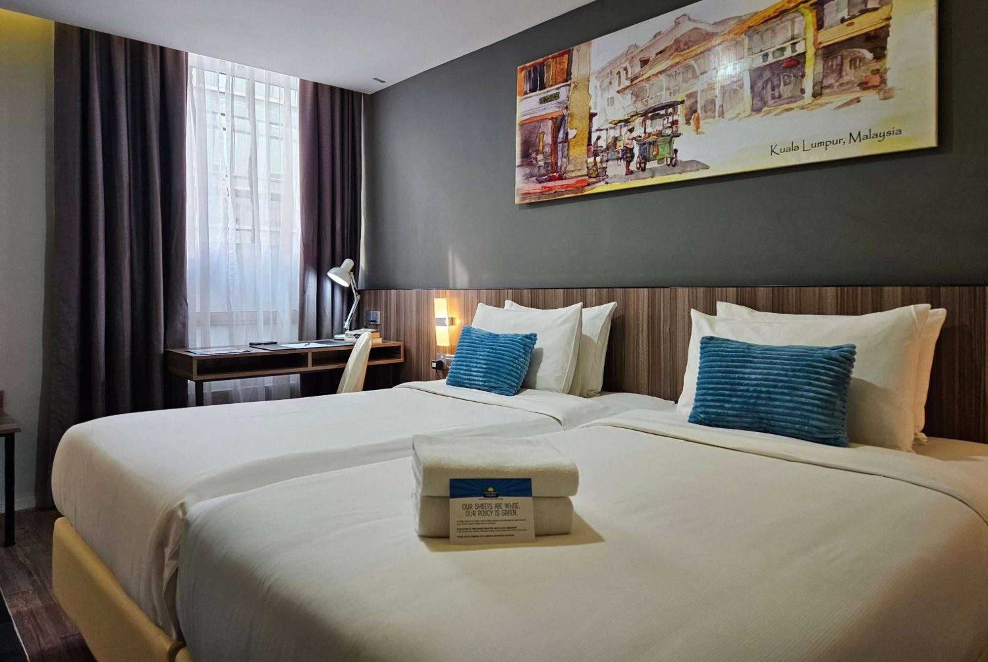 Days Hotel & Suites By Wyndham Kl - Chan Sow Lin Mrt Or Lrt Куала-Лумпур Экстерьер фото
