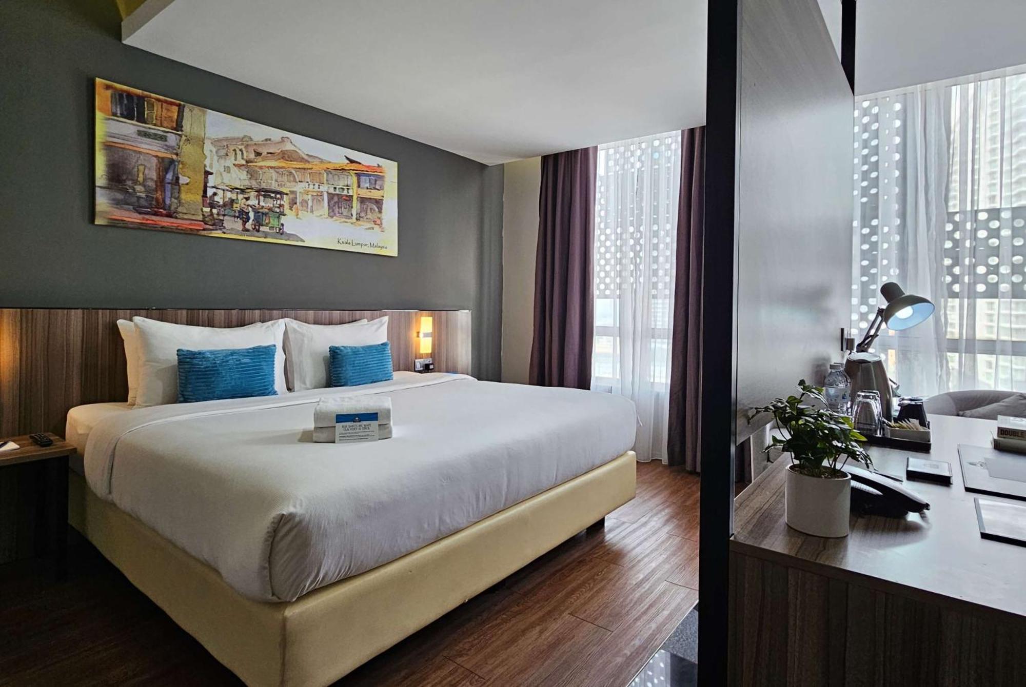 Days Hotel & Suites By Wyndham Kl - Chan Sow Lin Mrt Or Lrt Куала-Лумпур Экстерьер фото